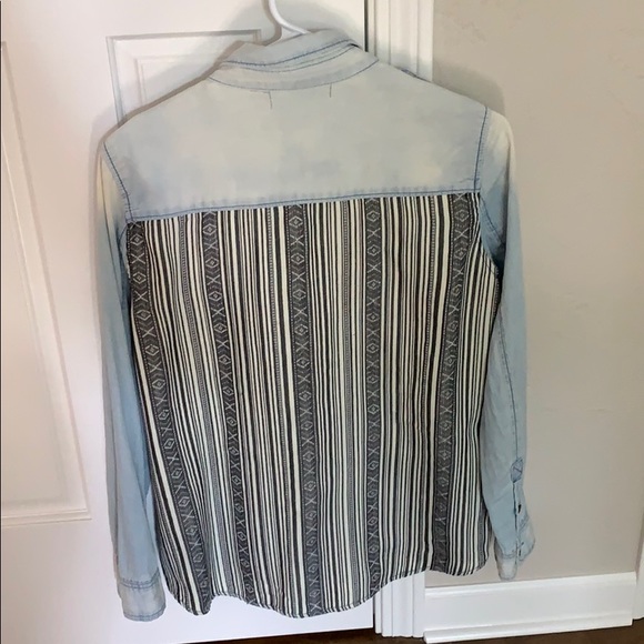Button down distressed top - Picture 2 of 4